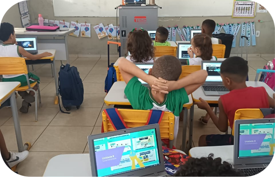 Crianças em sala de aula acompanhando lições da Plataforma OLO nos notebooks